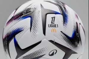 乐鱼游戏-迪卡侬发布新赛季法甲用球：白色主色调，搭配黑蓝紫红渐变图案