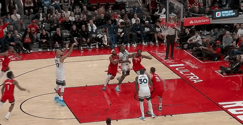 乐鱼官网-戈贝尔造犯规两罚不中，目前个人罚球10中2